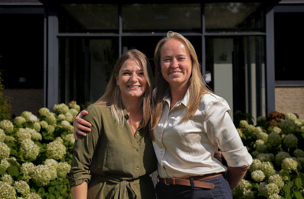 Megan Don en Sabine van Knijff voor het kantoor van Prometheus logistics in Veenendaal voor Women in Sales.